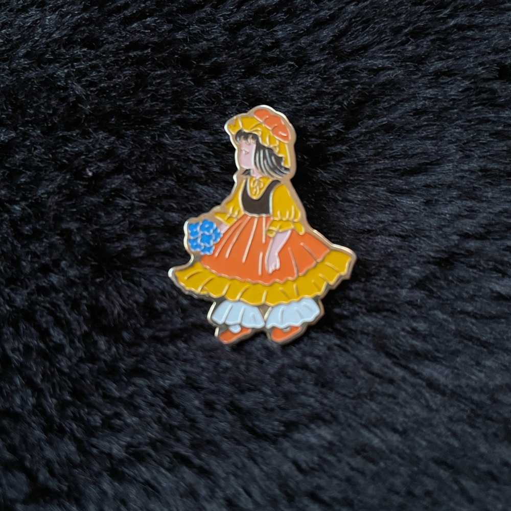 Enamel Brooch with gold tone